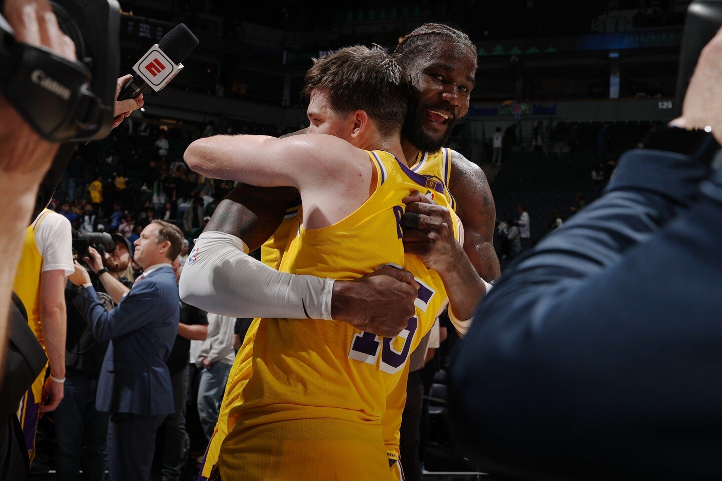 リーブス(手前)がエイトン(奥)の真の姿を明かした。(C)Getty Images