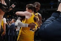 リーブス(手前)がエイトン(奥)の真の姿を明かした。(C)Getty Images