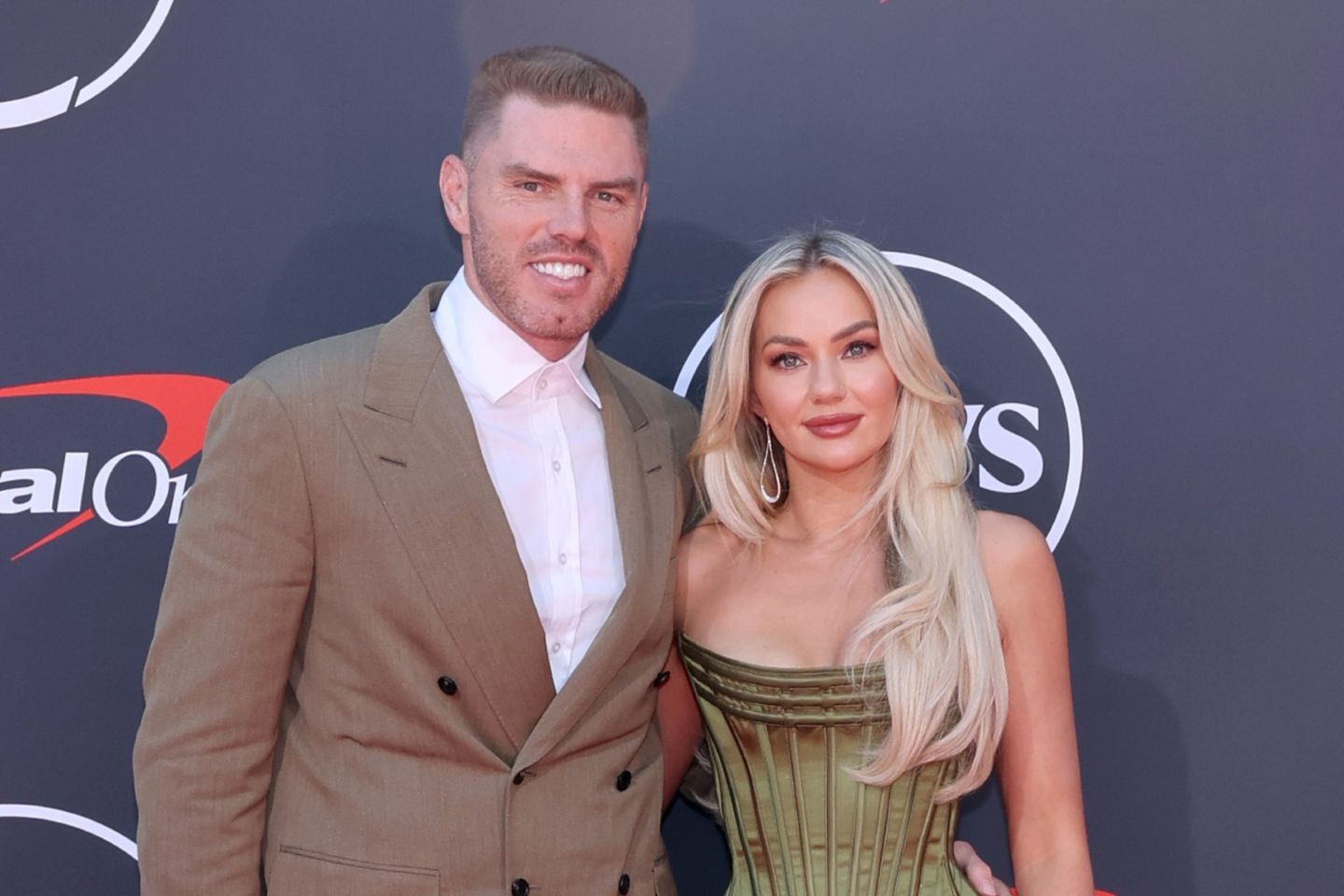 フリーマンとチェルシー夫人がフォーマルなブラックコーデで結婚式に出席した（写真はオールスター時のもの）。(C) Getty Images