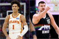 今季第４週のMVPに選ばれたホークスのジョンソン(左)とナゲッツのヨキッチ(右)。(C)Getty Images