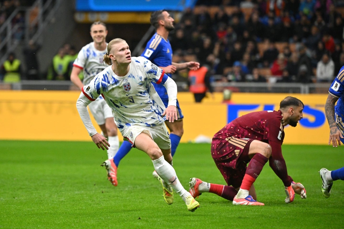 78分と79分、立て続けにネットを揺らしたのがハーランドだ。今予選８戦連発で計16ゴール。欧州に限らず、全体陸予選でトップのスコアをマークした。(C)Alberto LINGRIA