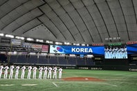 東京ドームで侍ジャパンと韓国の強化試合が行なわれ、観客席を盛り上げた韓国代表のチアが話題だ。(C)Getty Images