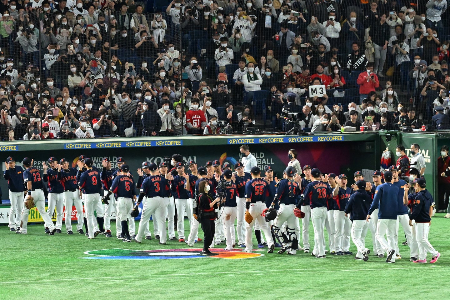 東京ドームで行なわれた侍ジャパンと韓国の強化試合で、観客席を盛り上げた韓国代表のチアガールが話題だ。(C)Getty Images