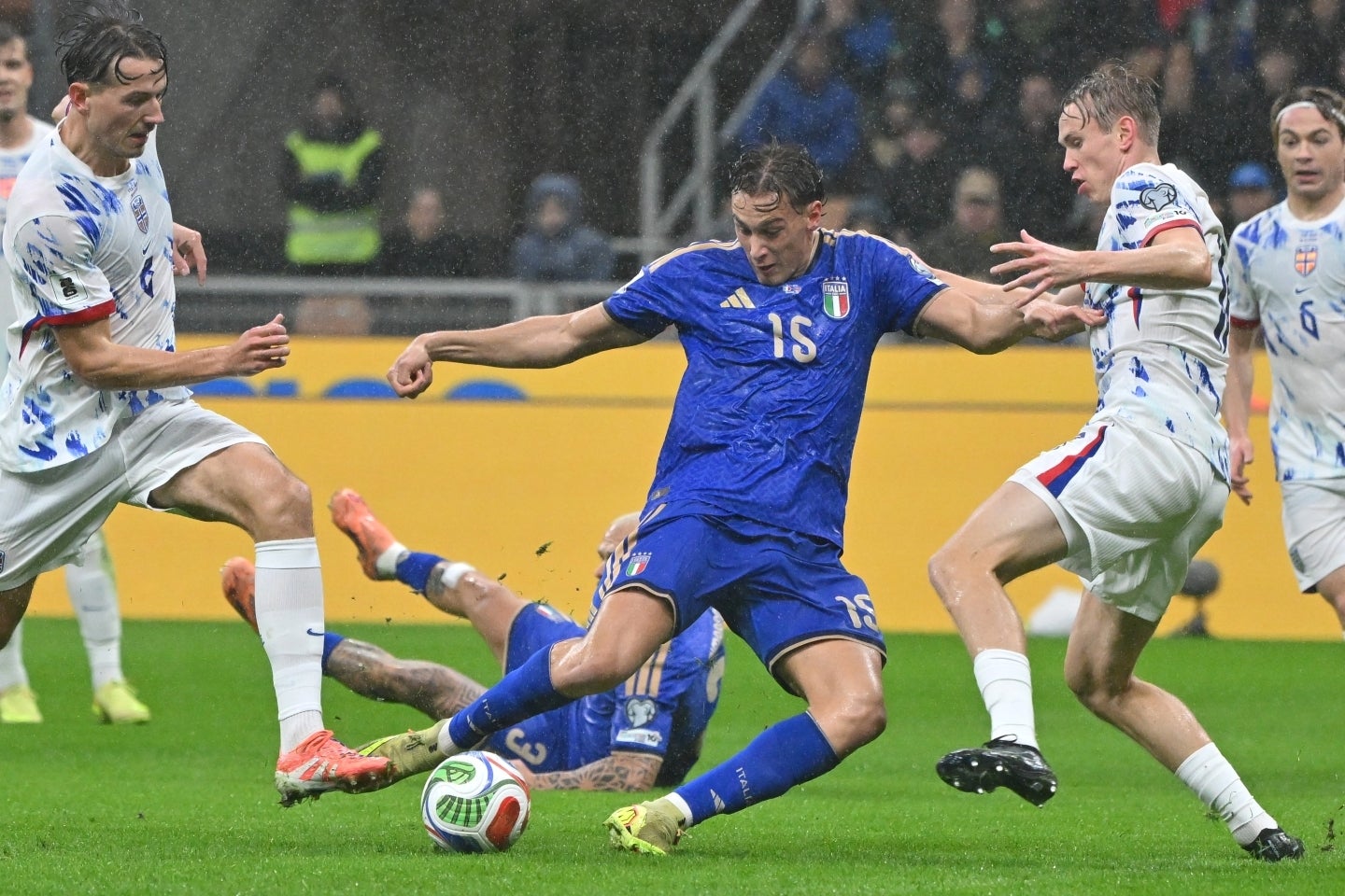 イタリアは11分、代表初先発のフランチェスコ・ピオ・エスポージトが先制点。しかし、後半に４点を決められてしまった。(C)Alberto LINGRIA