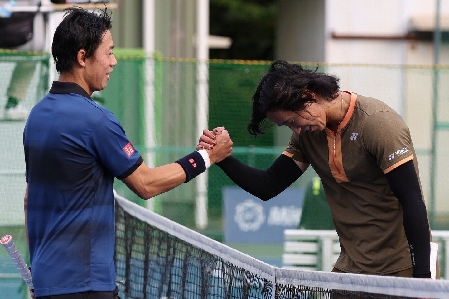 復帰戦を白星で飾った錦織（左）。市川（右）は「打球のコースを隠すのが、すごくうまい」と勝者を称賛した。写真＝永島裕基