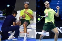 シナーとのATPファイナルズ決勝でマッサージを受けるアルカラス（左写真）。その後、右大腿に包帯を巻いてプレーしたが（右）、ダメージは残ったようだ。(C)Getty Images