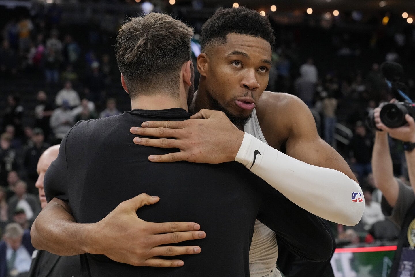 ヤニスの“神対応”にリーブスも「品格を感じる」と称賛した。(C)Getty Images