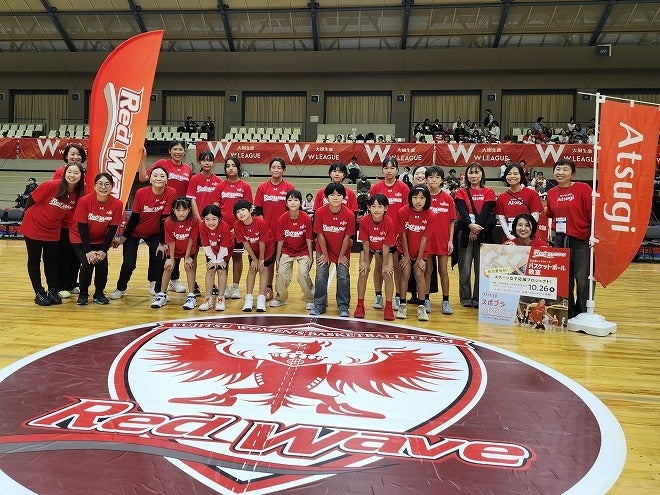 バスケ教室も開催。OG選手らから貴重な指導を受けた。（C）SOCCER DIGEST