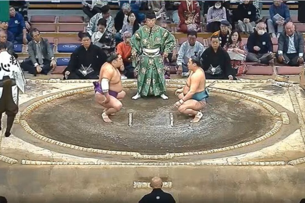 行司の背後に国民的俳優の大村崑さんが映り込んでいた。(C) AbemaTV,Inc.