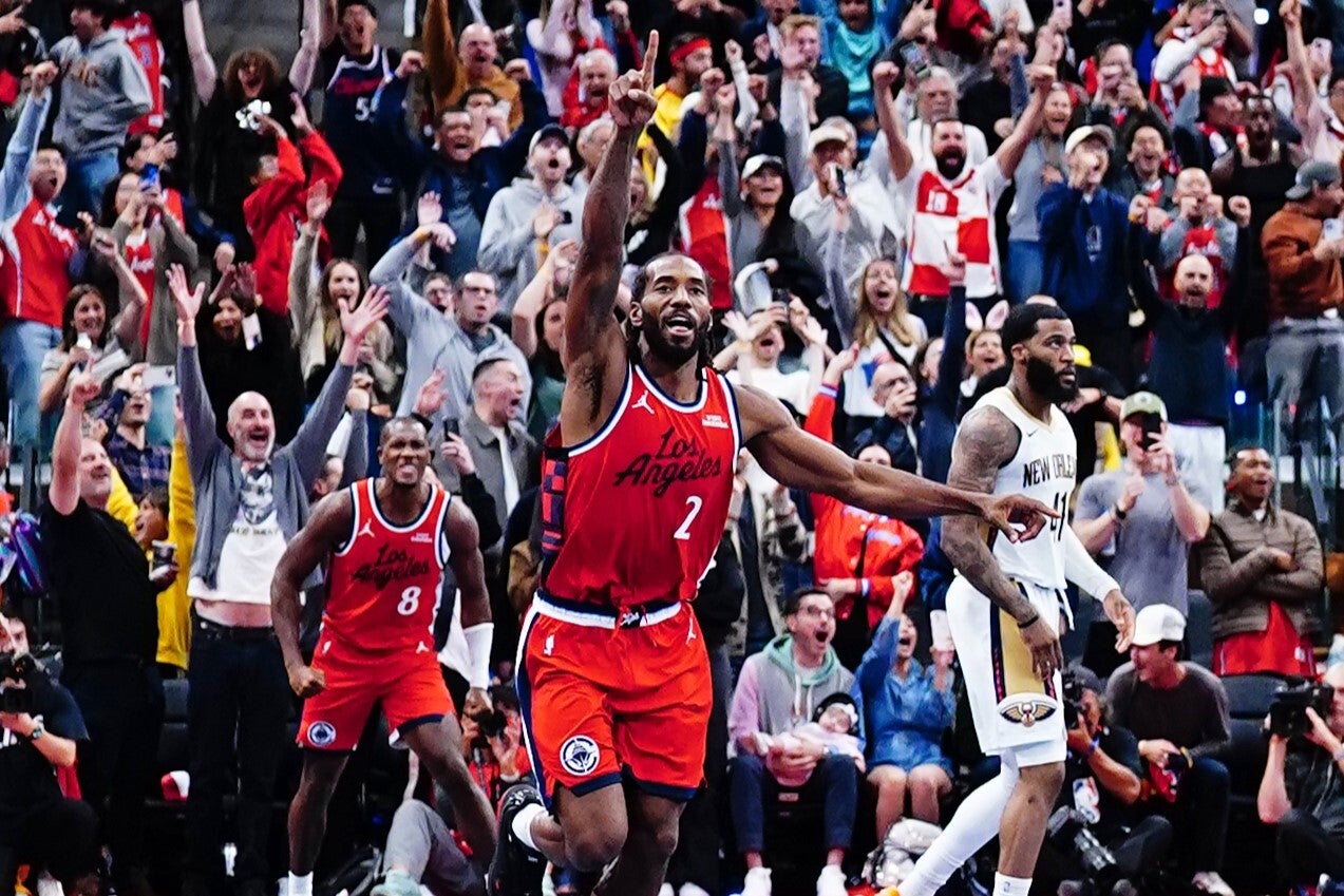 選手がヒーローとなり観客は大熱狂。ブザービーターはバスケの最大の醍醐味と言える。(C)Getty Images