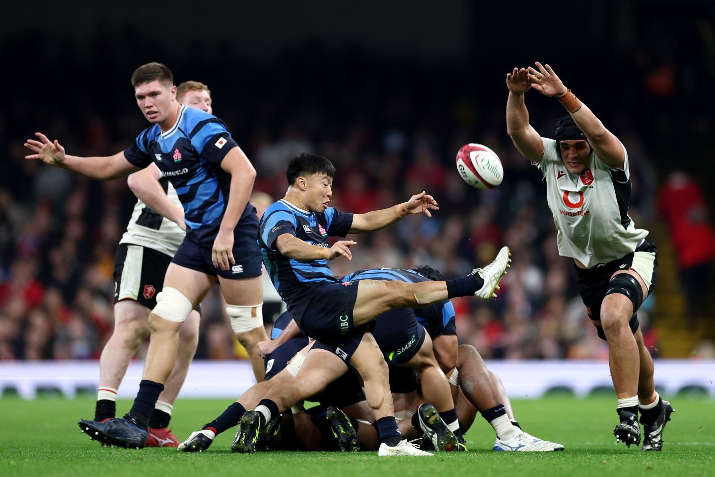 素早い球出しと臨機応変のキックで日本の攻撃にテンポをもたらした。(C) Getty Images