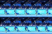 トスの最高点は打点よりラケット１本分だけ上（３コマ目）。腕の内転を利かせてボールの真裏を叩くのが（７～８）、清水映里選手がフラットサービスで意識しているコツだ。(C)THE DIGEST