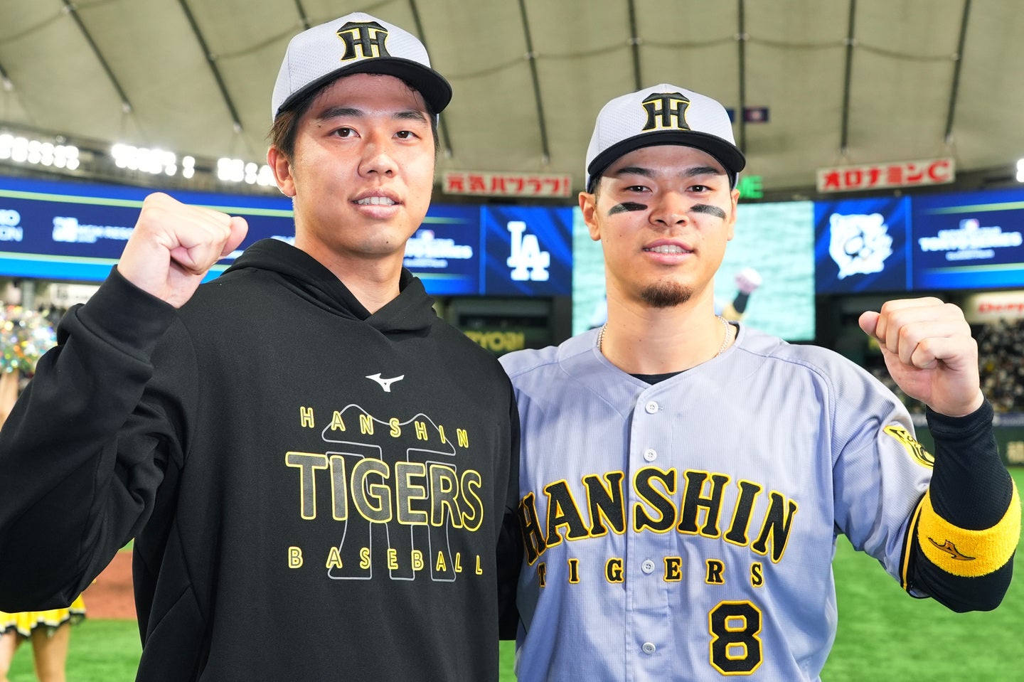 阪神優勝パレードに参加した才木（左）と佐藤（右）。（C）Getty Images