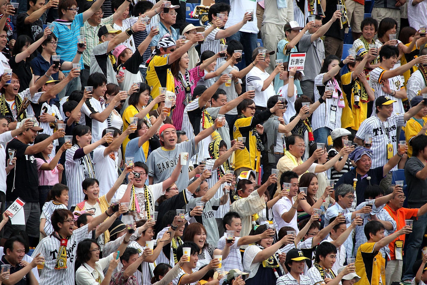 阪神は２年ぶりのリーグ優勝を祝って、大阪で優勝記念パレードを行なった。（C）Getty Images