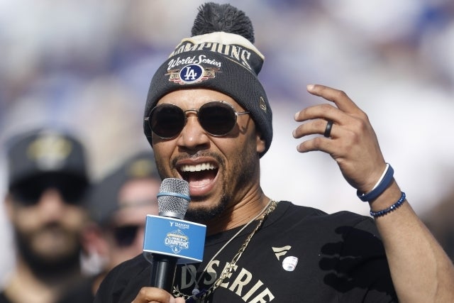 スポーツ万能で知られるベッツがギターに挑戦した。(C)Getty Images