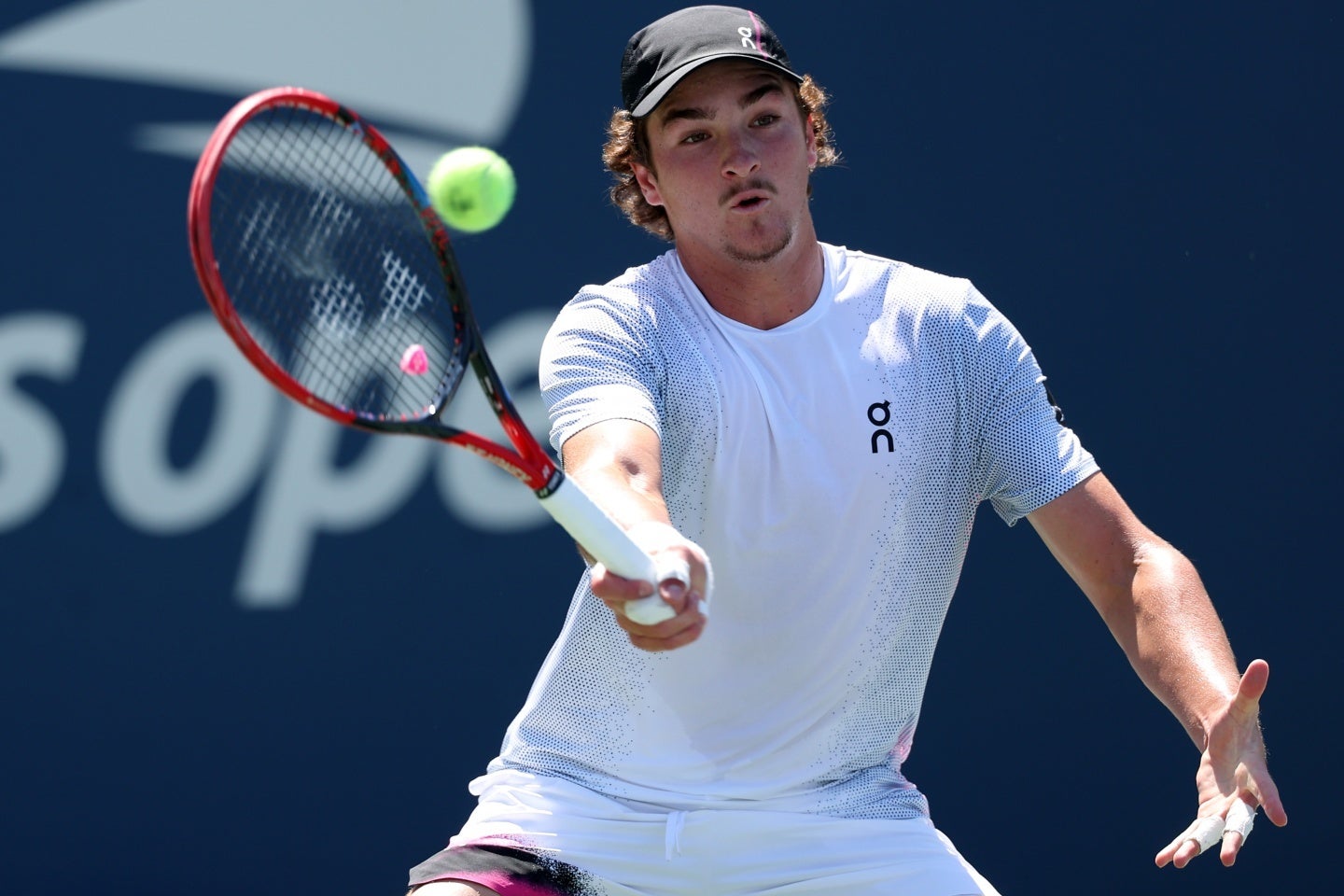 19歳にしてATP500制覇やトップ10撃破を成し遂げるなど急成長を遂げるフォンセカ。コーチは、その飛躍を支える特別な能力について語った。（C）Getty Images