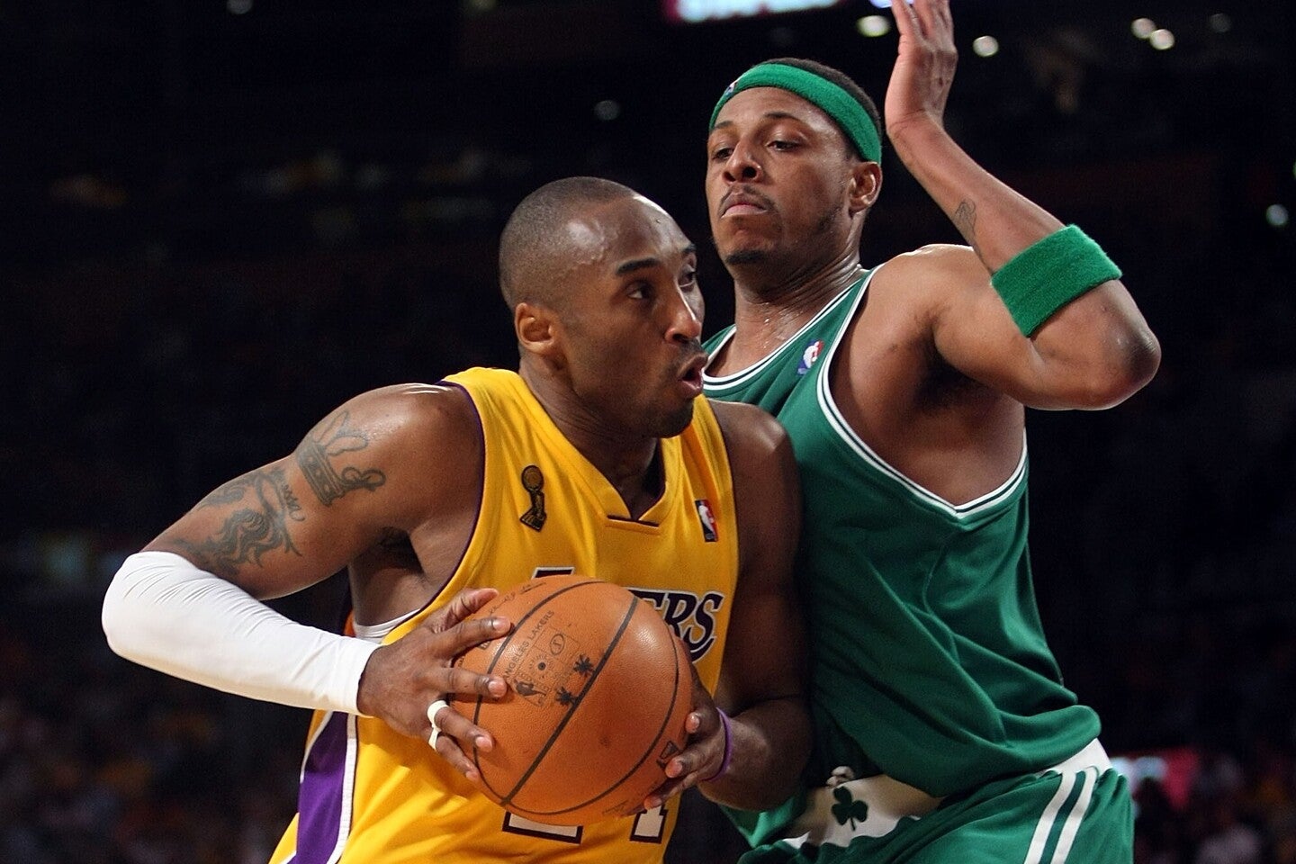 ピアース(右)が語った「コビー(左)はリーグの顔になったことはない」発言にアリナスが反論した。(C)Getty Images