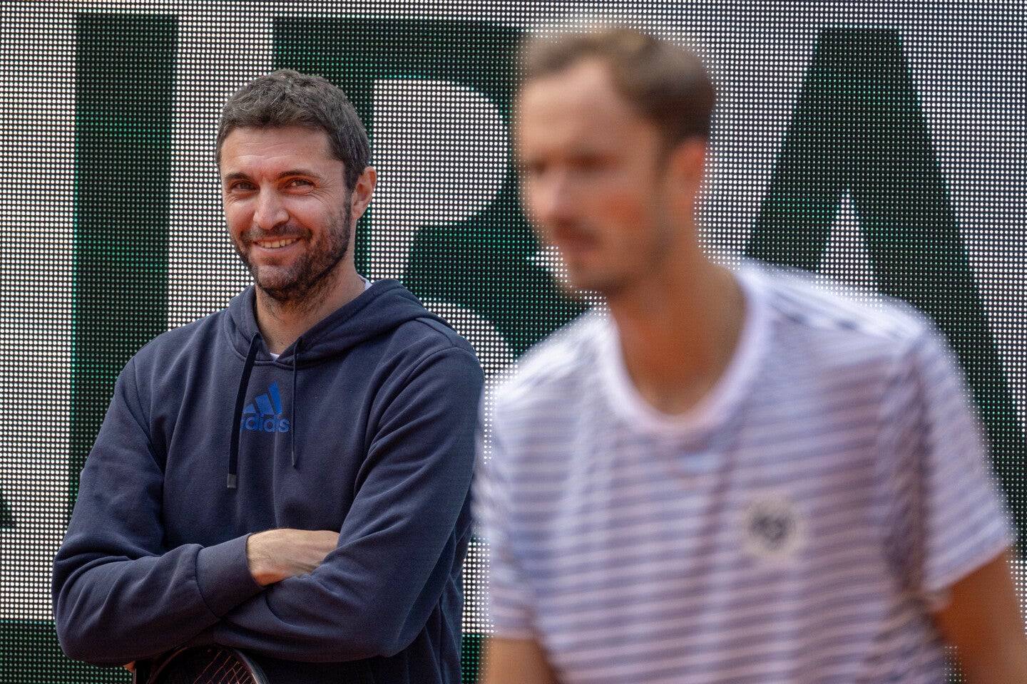 かつてメドベージェフ（右）の陣営に加わったシモン（左）は、試合中の気性の荒さに閉口したという。(C)Getty Images