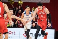 攻守で躍動したキャプテンの渡邊を中心に、日本がホームで快勝を飾った。(C)FIBA