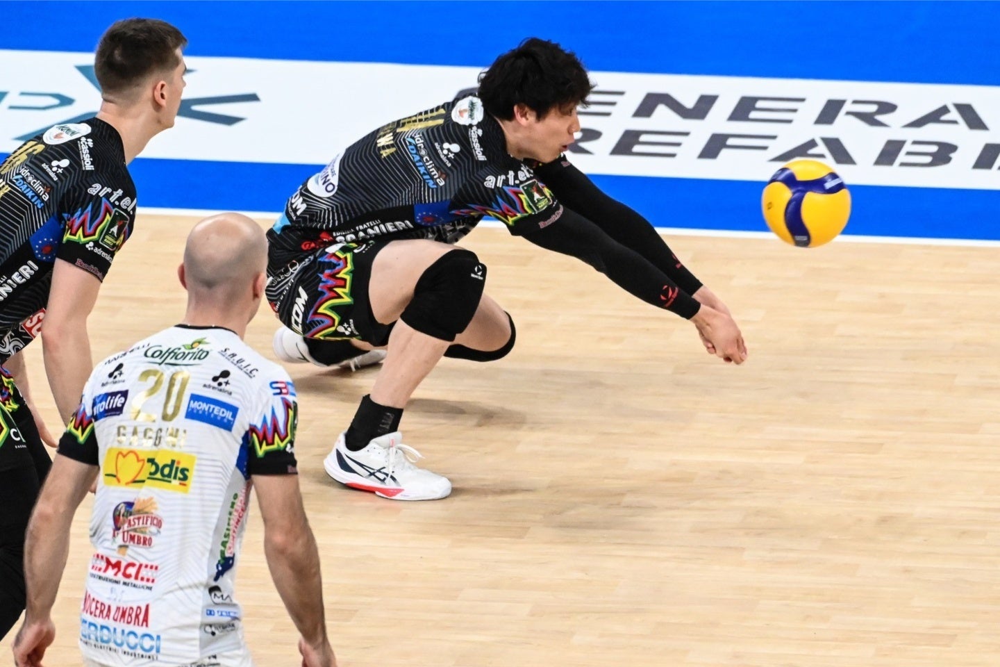 石川はレシーブでボールをつなぐ。画像提供:Maurizio Lollini