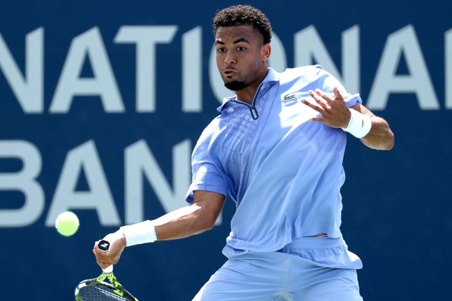 背中の疲労骨折でツアーを離れているフィスが、全仏で無理を押して戦った判断への悔いを語った。身体の負担を減らすため、自身のプレースタイルを見直す考えも明かしている。（C）Getty Images