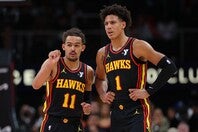 開幕直後にヤング(左)をケガで失ったホークスだが、ジョンソン(右)を中心に立て直し、現在イースト５位タイにつけている。(C)Getty Images