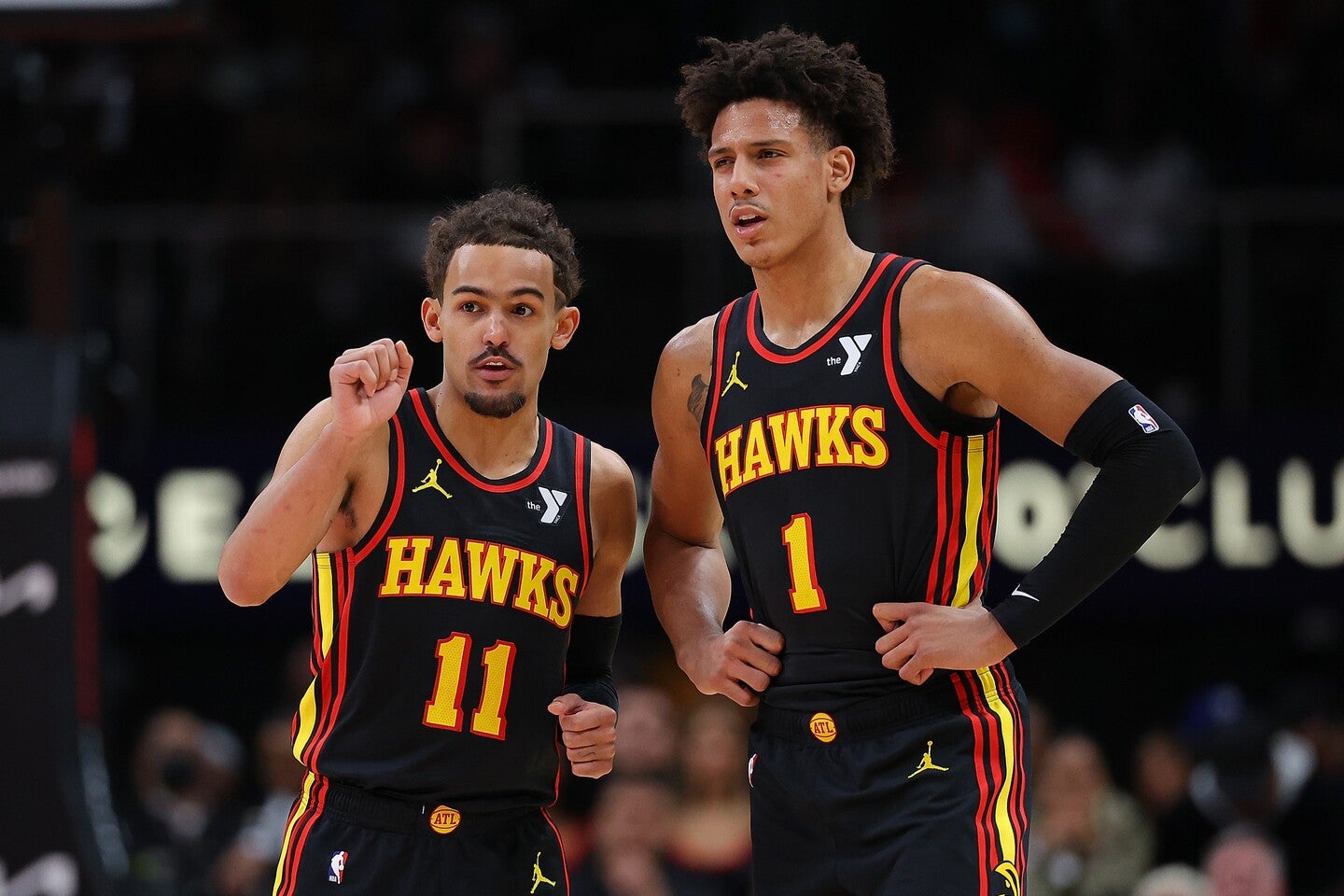 開幕直後にヤング(左)をケガで失ったホークスだが、ジョンソン(右)を中心に立て直し、現在イースト５位タイにつけている。(C)Getty Images