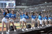 日韓ドリームプレーヤーズゲームでエスコンフィールドを沸かせた韓国のチアリーダーたち。写真：産経新聞社
