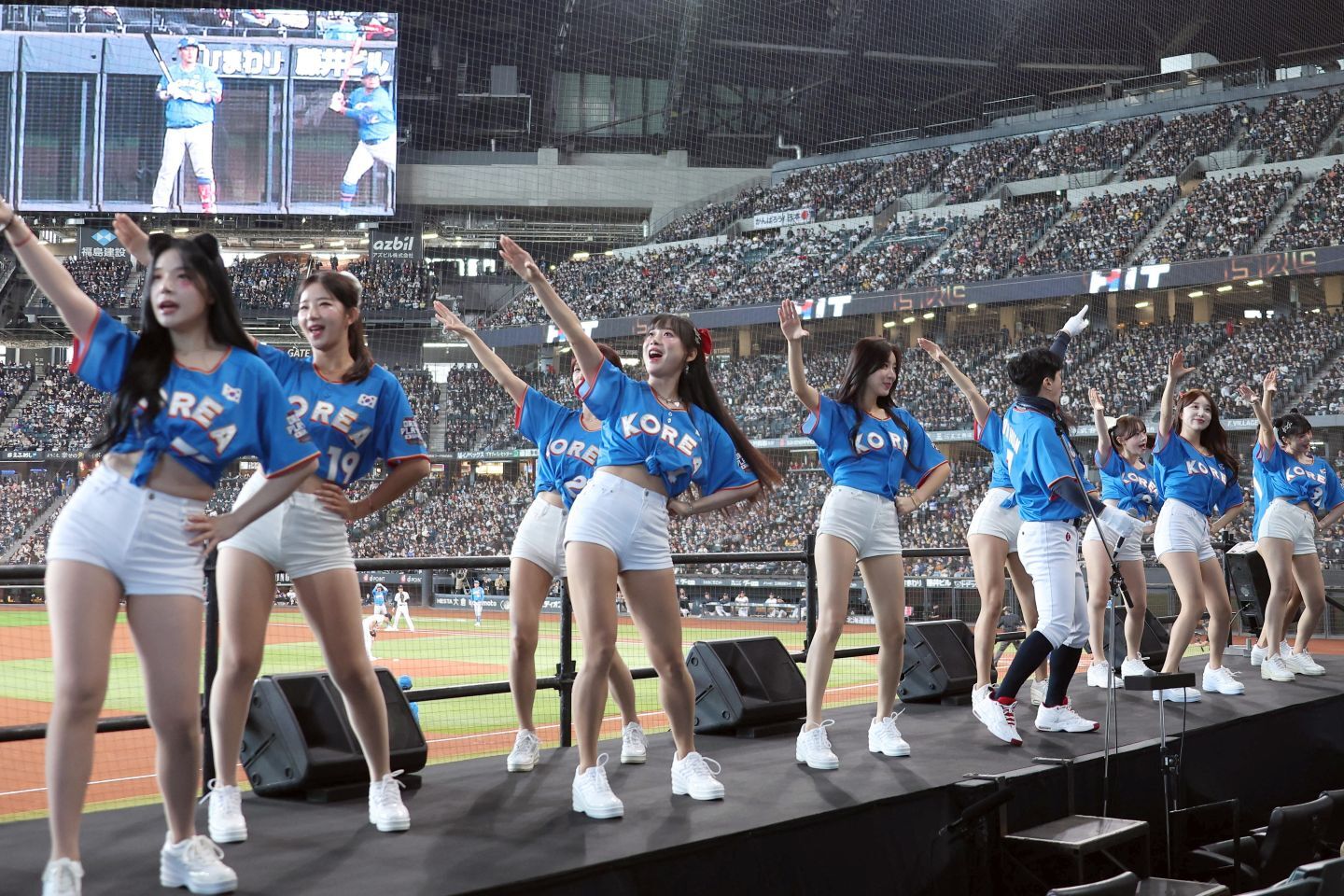 日韓ドリームプレーヤーズゲームでエスコンフィールドを沸かせた韓国のチアリーダーたち。写真：産経新聞社