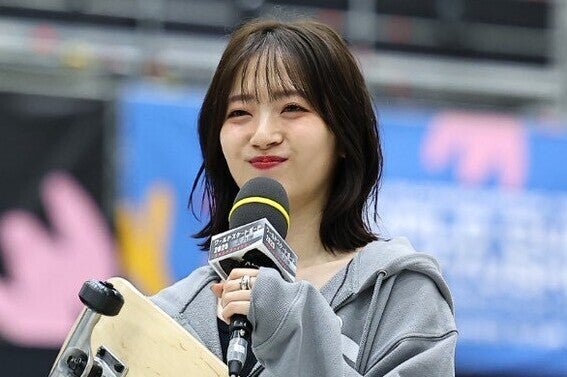 スケートボードの国際大会の会場に現われた歌手の鈴木愛理さん。写真：梅月智史（THE DIGEST写真部）