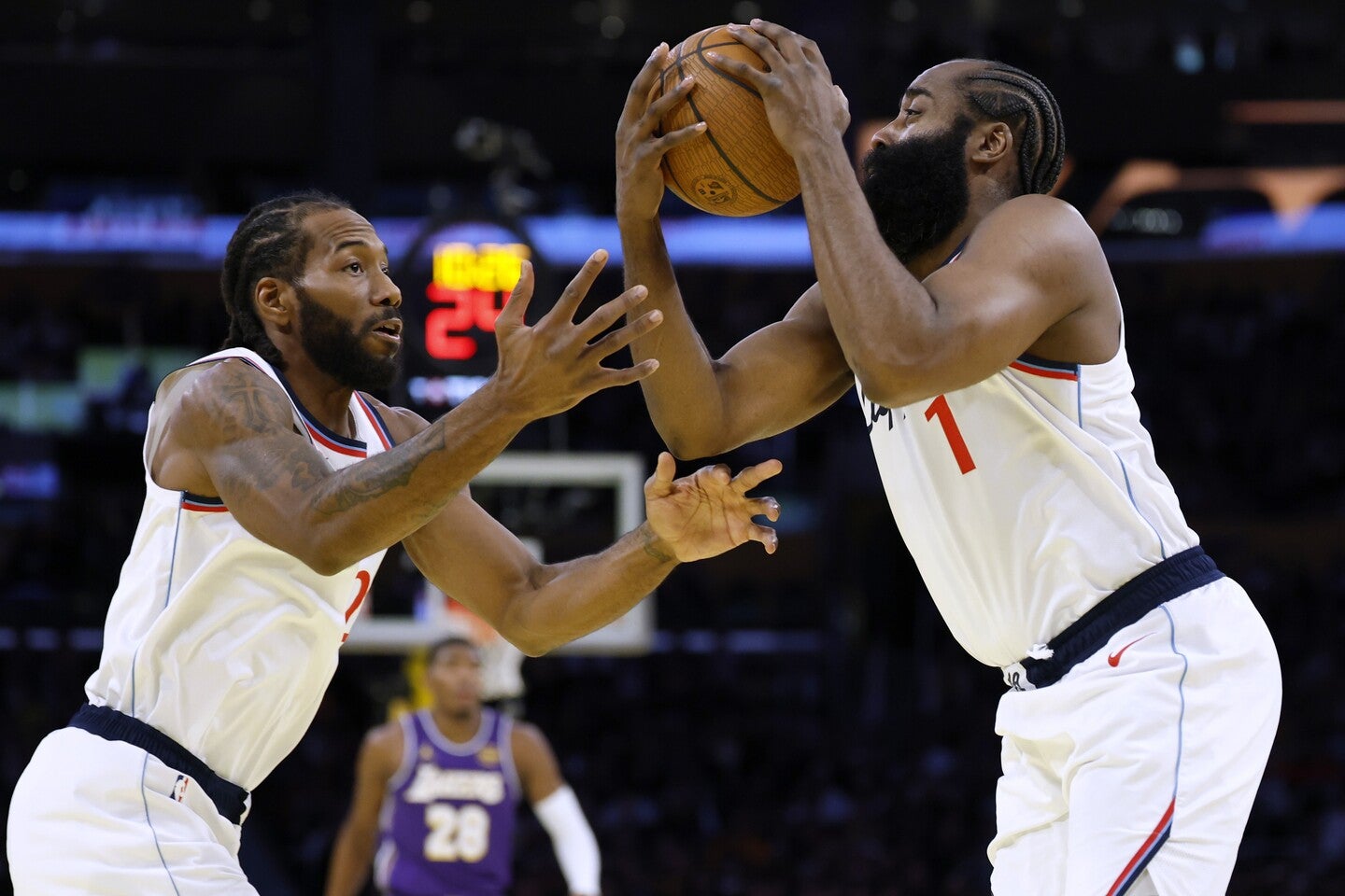 レナード(左)とハーデン(右)の周囲に実績のあるベテランを揃えたクリッパーズだが、ウエスト14位と開幕前の期待を大きく裏切っている。(C)Getty Images