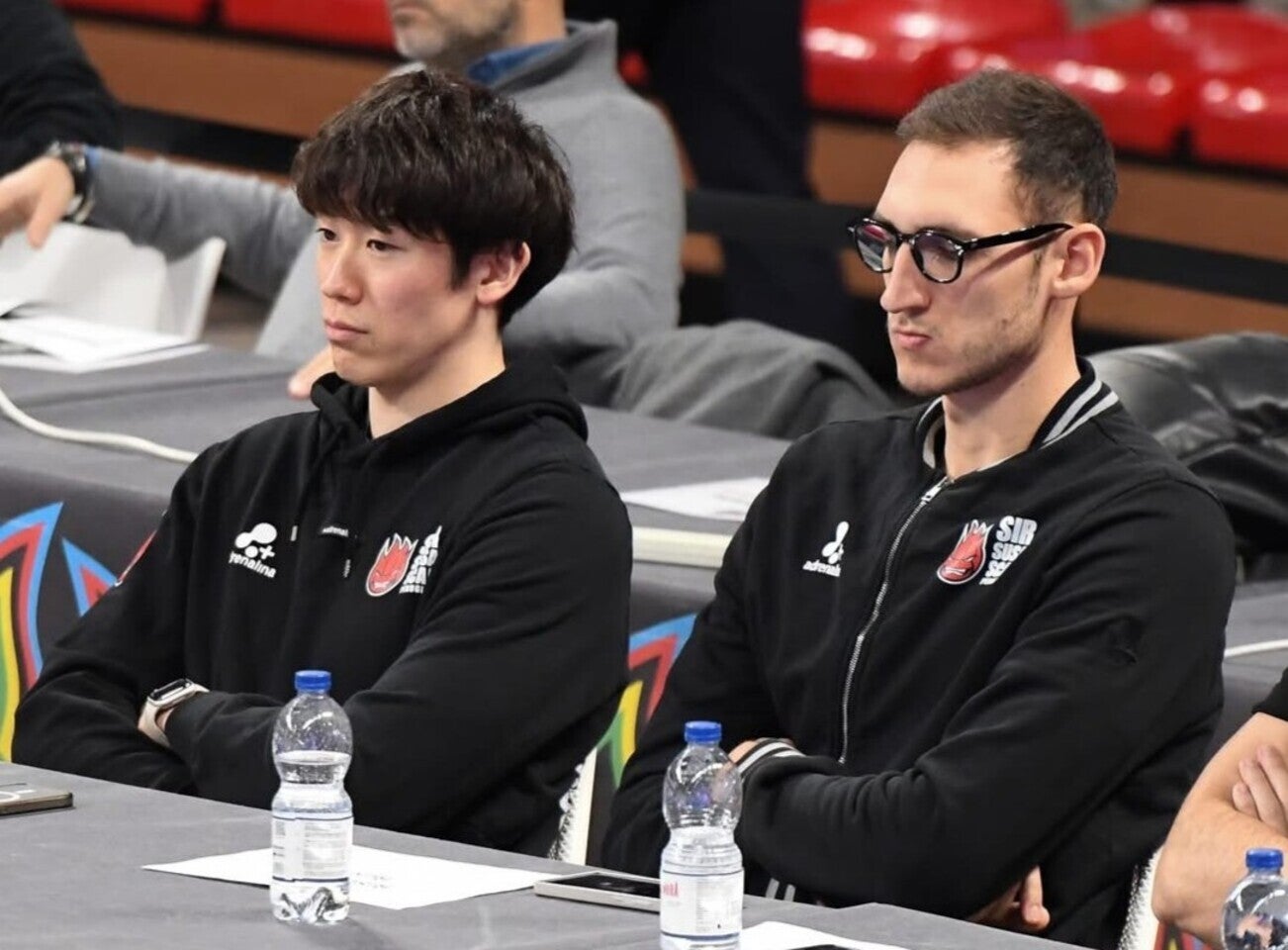 試合をみつめる石川とイタリア代表のロベルト・ルッソ。画像提供:Maurizio Lollini