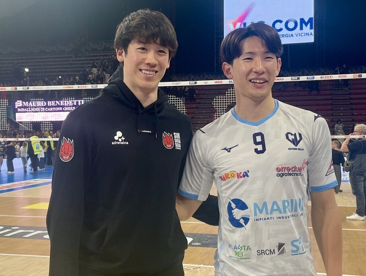 記念撮影する石川（左）と垂水（右）。写真：佳子S.バディアーリ