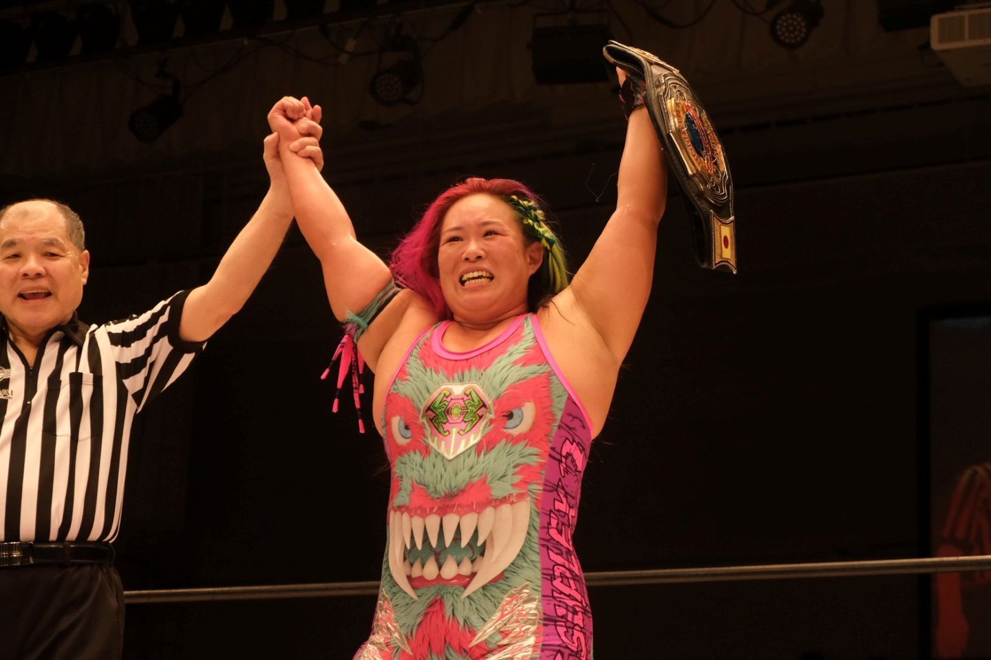 Sareeeとの激闘を制し、ワールド王座を防衛した橋本。10周年記念のイベントも大盛況だった。写真：橋本宗洋