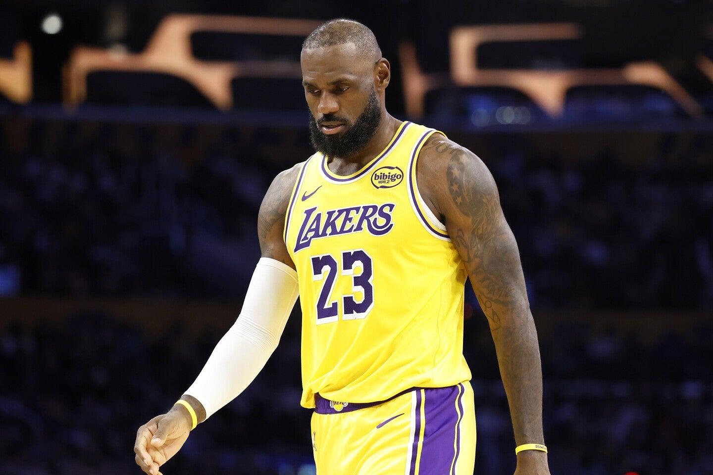 大差をつけられ気が抜けたか、レブロンの行動に批判が集まった。(C)Getty Images