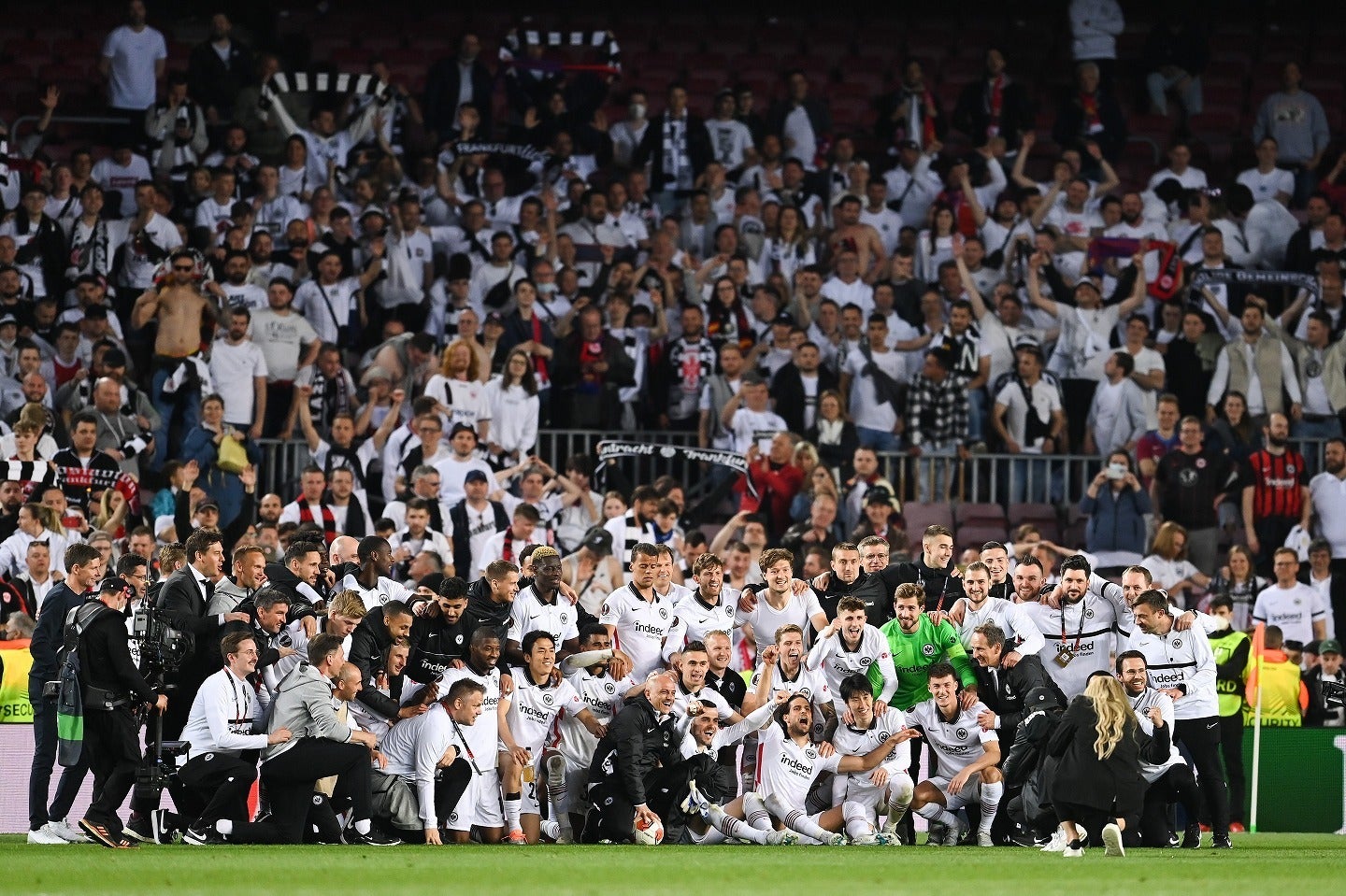 カンプ・ノウを白く染めたサポーターと選手が試合後に記念撮影。<br />
(C)Getty Images