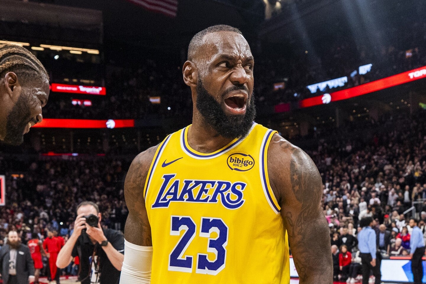 連続２桁得点の記録は「1297試合」で途絶えたが、レブロンは勝利を優先した。(C)Getty Images