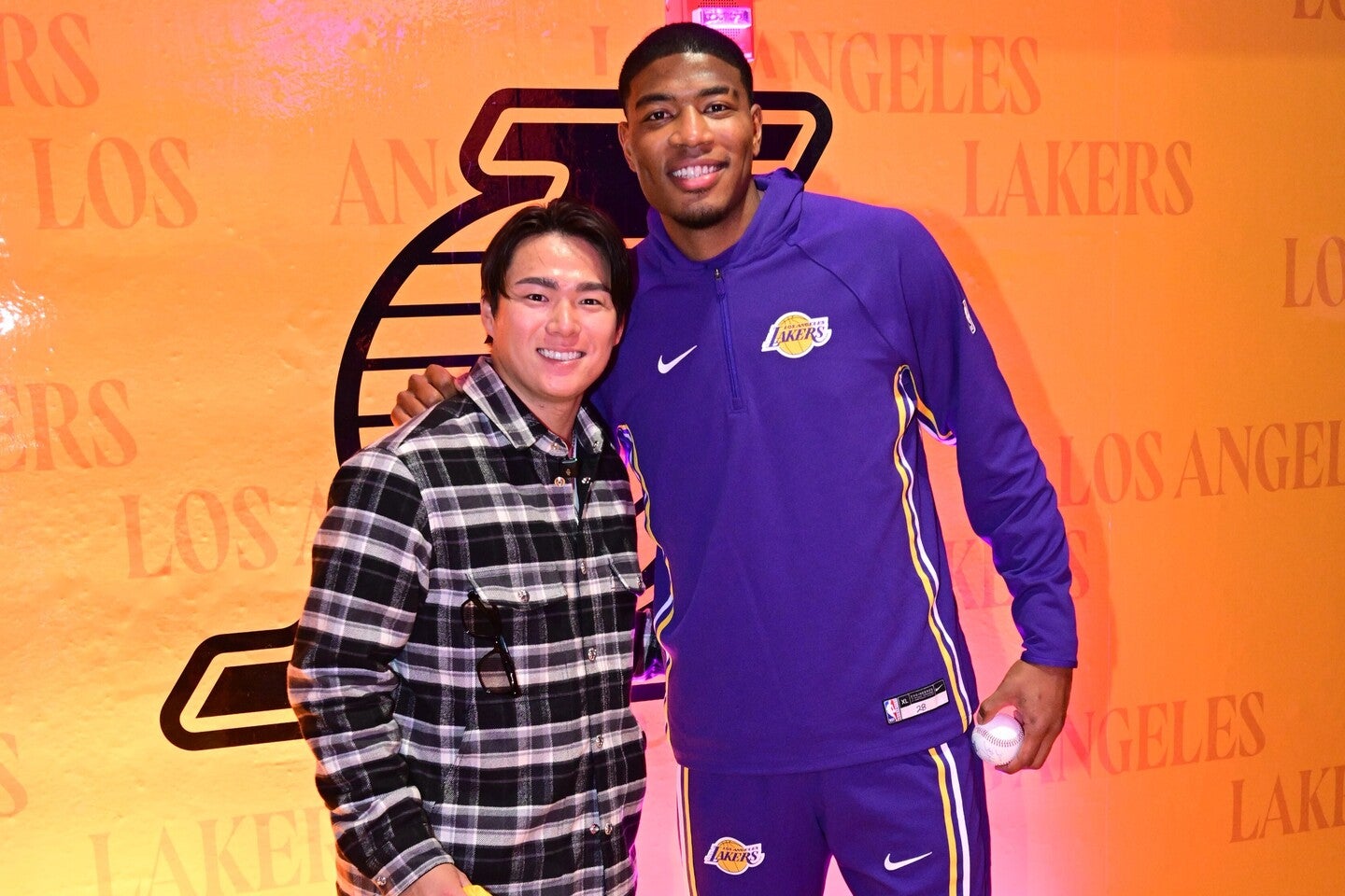 八村(右)と山本(左)、２人のLA球団所属の日本人選手がトロントを恐怖に陥れた。(C)Getty Images