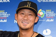 今季限りで現役を引退した中田。アイドルとのツーショットが話題だ。(C) Getty Images