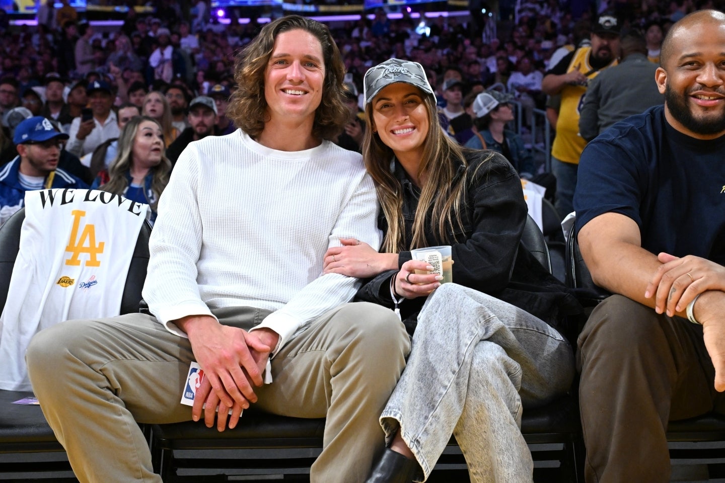 今オフにNBA観戦するグラスノーとメーガンさん。晴れて結婚式を挙げ、仲間たちの祝福を受けた。(C)Getty Images