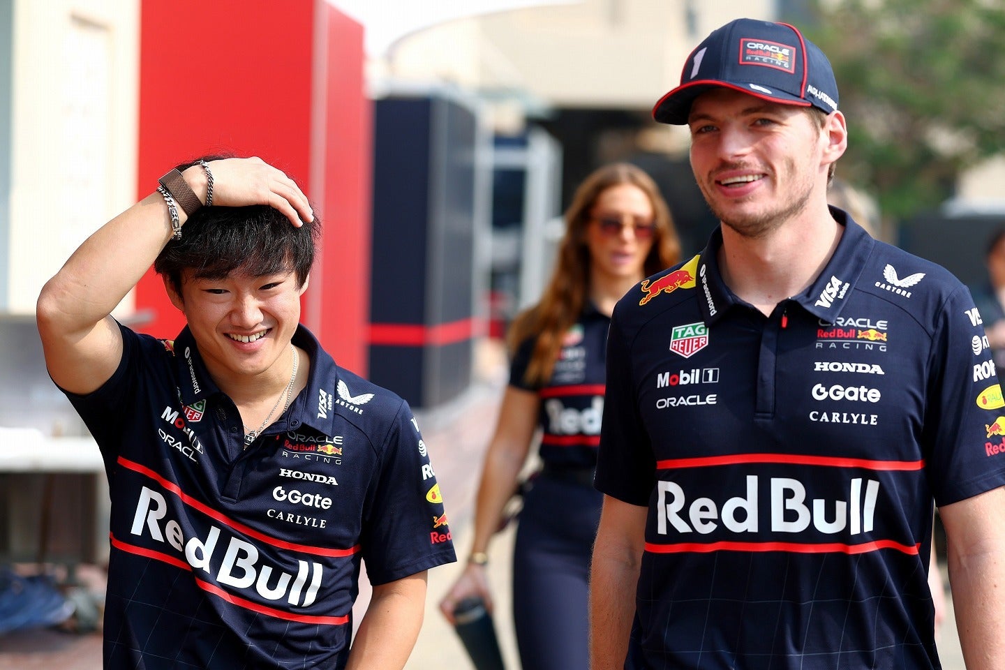 角田（左）の献身性に称賛の声を送ったフェルスタッペン（右）。(C)Getty Images