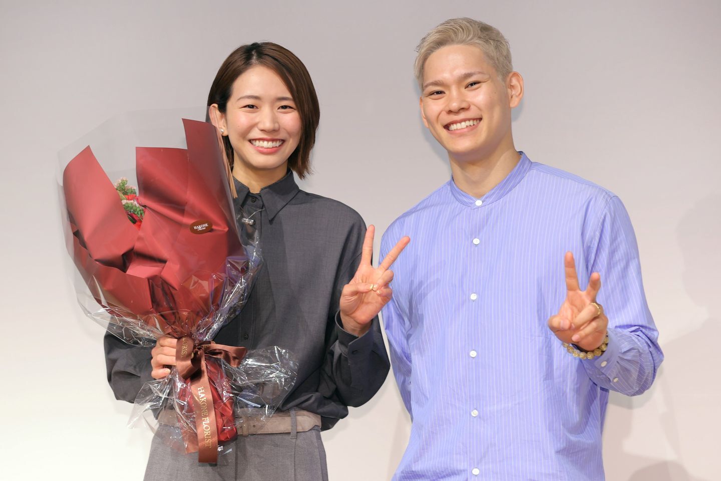 西田有志（右）と古賀紗理那さん（左）の夫妻に待望の第１子が誕生した。写真：産経新聞社