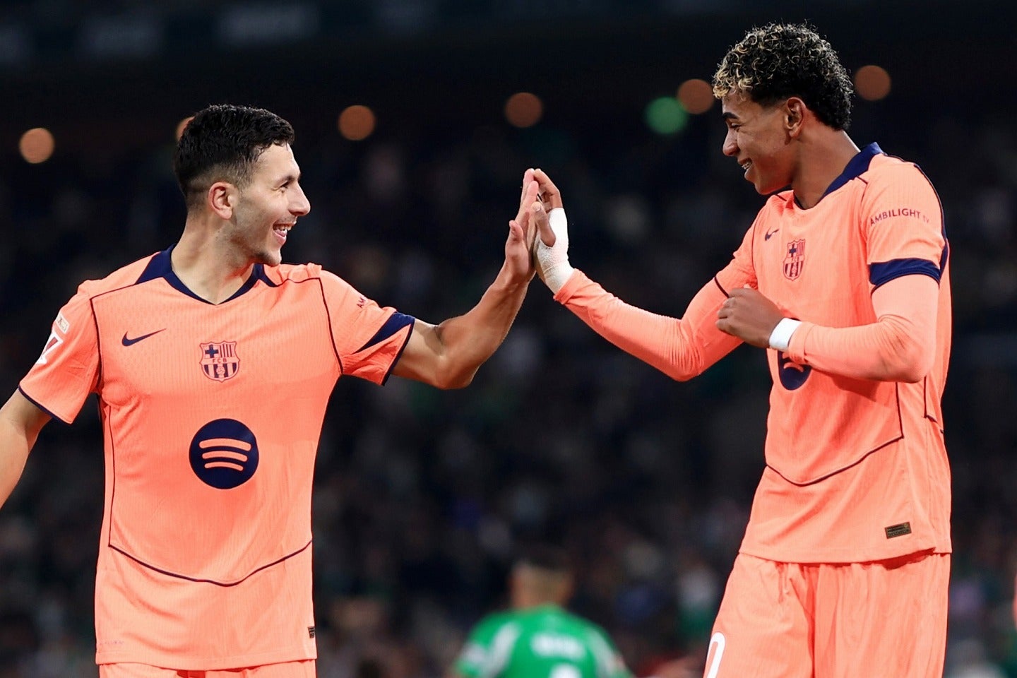 ヤマル（右）のトップ下起用でバルドグジ（左）との共存に成功。互いに１ゴールをもぎ取った。(C)Getty Images