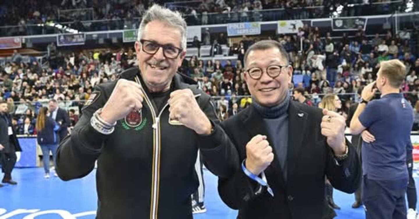 現地で試合観戦したSVリーグ大川正明チェアマン（右）。左はペルージャのシルチ会長。画像提供:Sir Susa Scai Perugia。