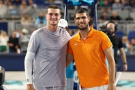 練習でしか打ち合ったことがないフォンセカ（左）とアルカラス（右）がエキジビションで初対戦。接戦を演じ、互いを称え合った。(C)Getty Images