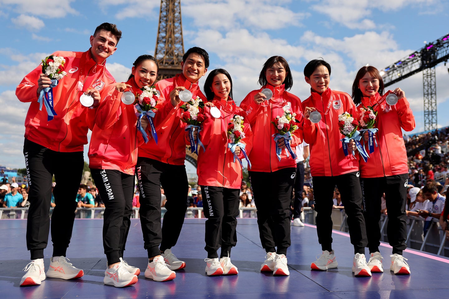 パリ五輪の会場で北京五輪団体メダル授与式でメダルを受け取った日本。(C) Getty Images