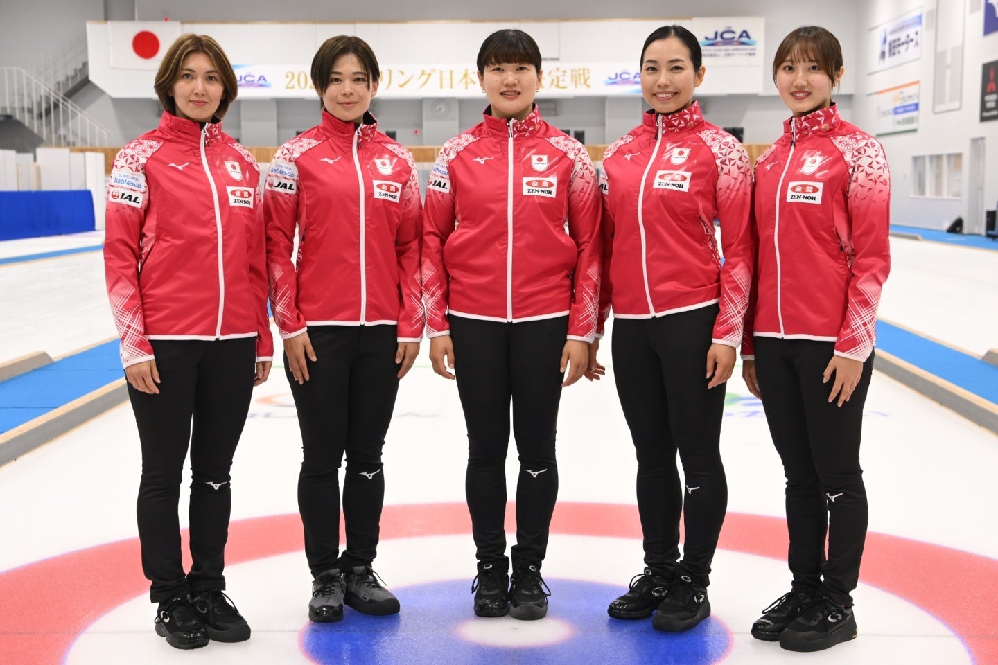 ミラノ・コルティナ五輪の出場切符を掴んだカーリング女子の日本代表。(C）JCA/H.IDE