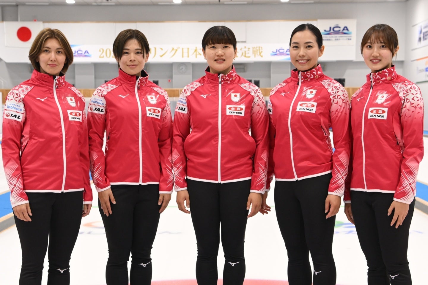 ミラノ・コルティナ五輪の出場切符を掴んだカーリング女子の日本代表。(C）JCA/H.IDE