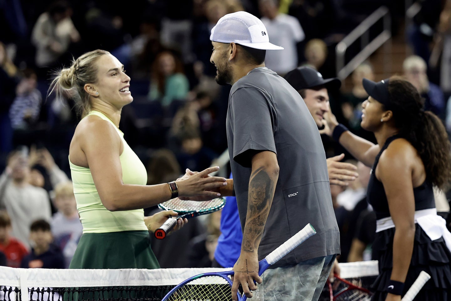 先日行なわれたニューヨークのエキジビション「ガーデン・カップ」ではミックスダブルスで対戦したサバレンカとキリオス（左側の２人）。今度はシングルスで相まみえる。(C)Getty Images