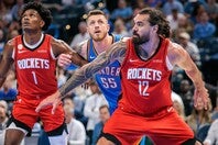 平均20分ほどの出場時間ながら、リーグ１位のオフェンシブ・リバウンドを記録するアダムズ。ロケッツの強さを支えている。(C)Getty Images